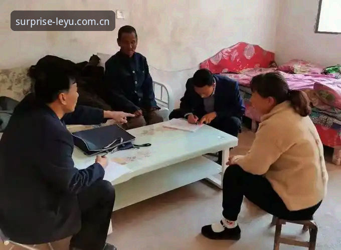 一眼即懂的乐趣官方入口 老周是我们小区出了名的“选择困难户”。上周末他在球场边蹲了一下午,手机里同时开着五个界面,一边看文字直播一边跟人语音猜比分。最后他拍了张照片扔到群里:“我就想要一个地方,点进去一眼看清楚,别让我再选了。”他说的“一眼”,不是夸张,是真真切切的视觉感受——图标够大、颜色不刺眼、数据刷新不卡顿。那天晚上他找到了乐鱼官网,第一句话是:“这个入口,对了。”